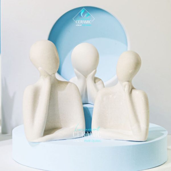 bức tượng người suy tư gia đình 3 người bằng sứ phát quang tỏa hương thơm