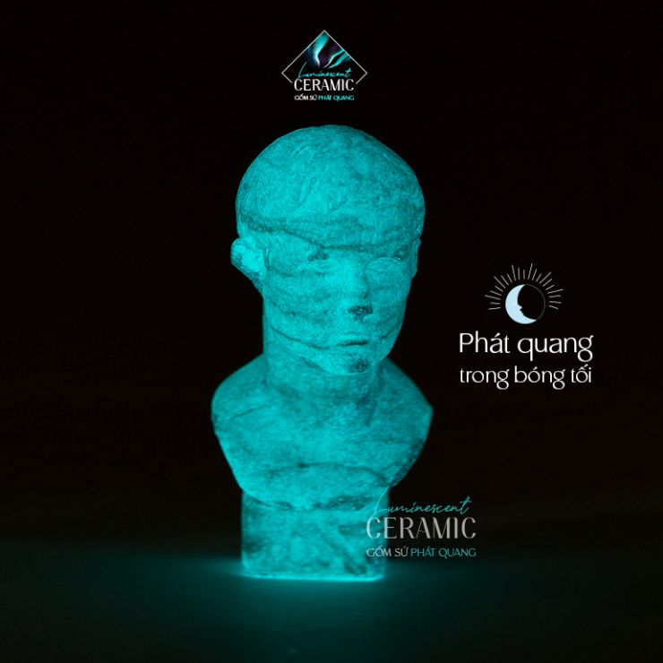 Đầu tượng Agrippa bằng sứ phát quang trong bóng tối